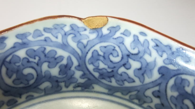 骨董　アンティーク　藍柿右衛門　梅図　蛸唐草文　輪花縁　膾皿　向付　縁錆 DSC_0101.jpg